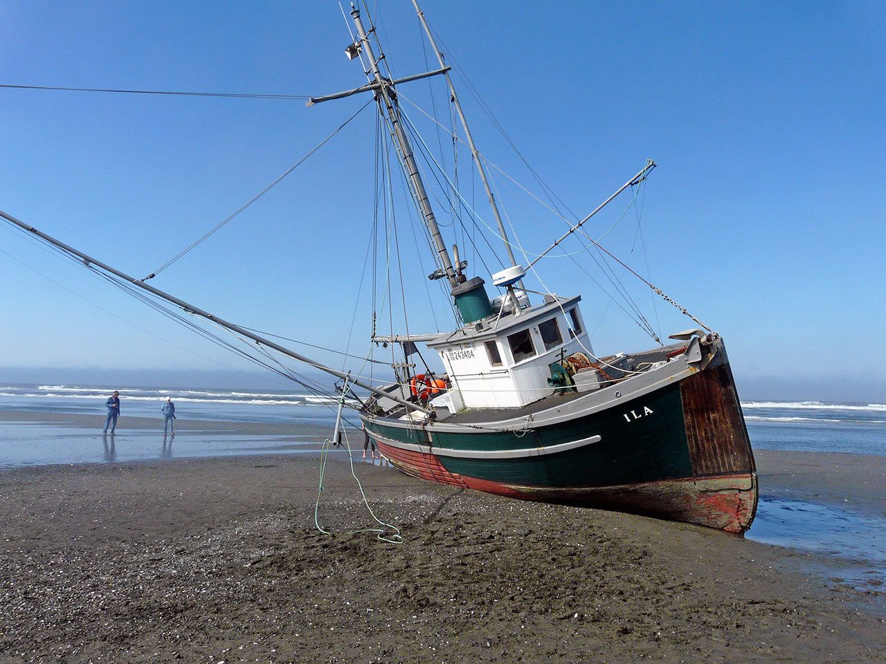 Fishing boat goes aground off Westport