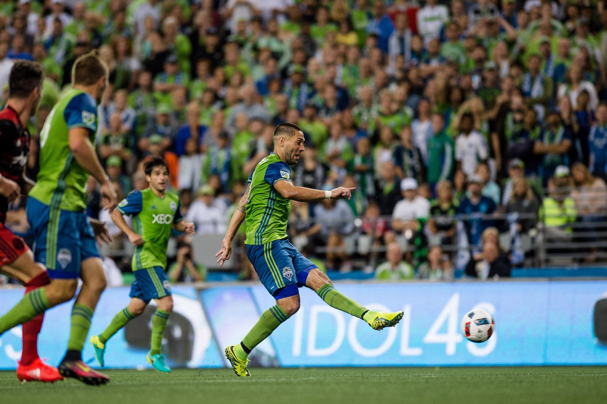 Sounders continue playoff push by beating Timbers