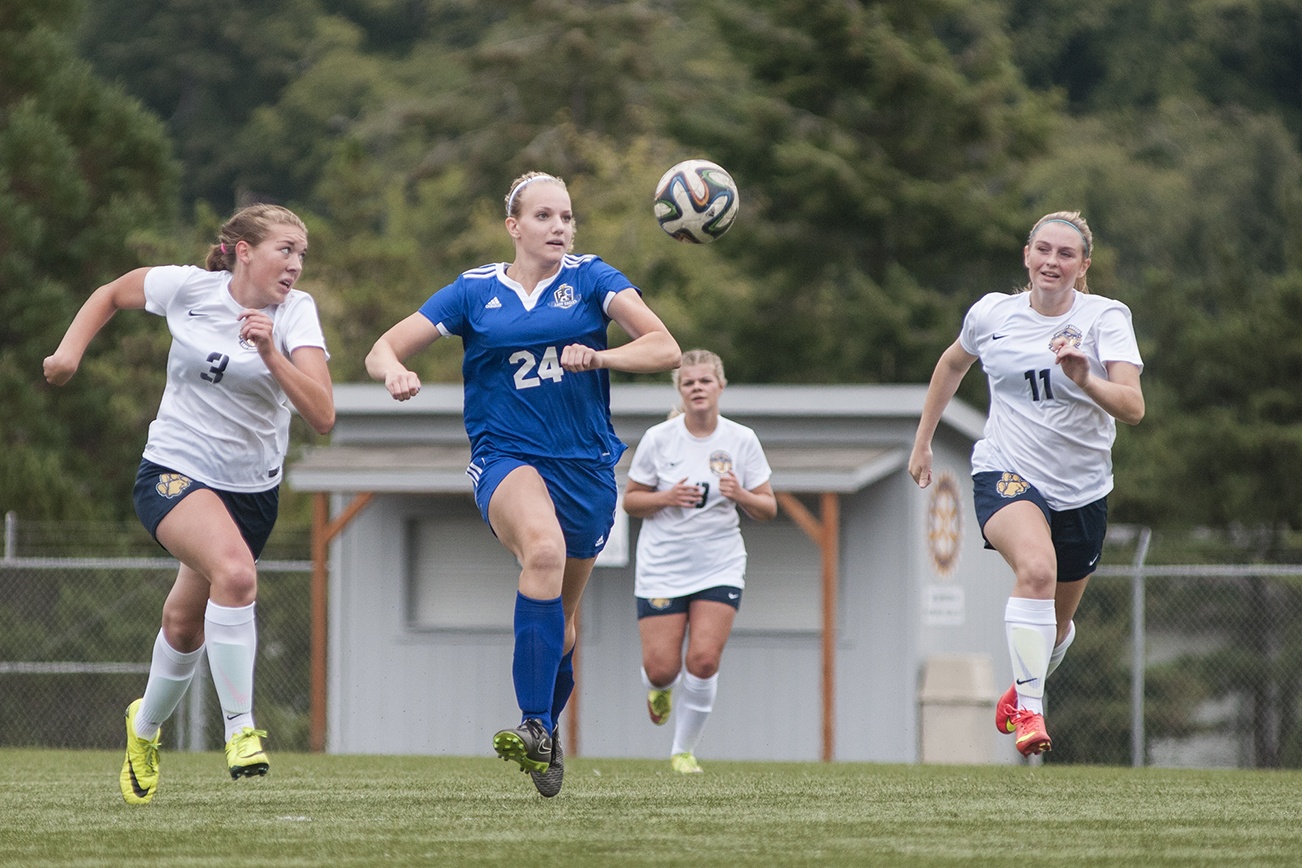 (Brendan Carl | The Daily World) Elma’s Molly Johnston keeps her eye on the ball as she tries to stay ahead of Aberdeen’s Taylor Coker during a non-league match at Stewart Field on Saturday.