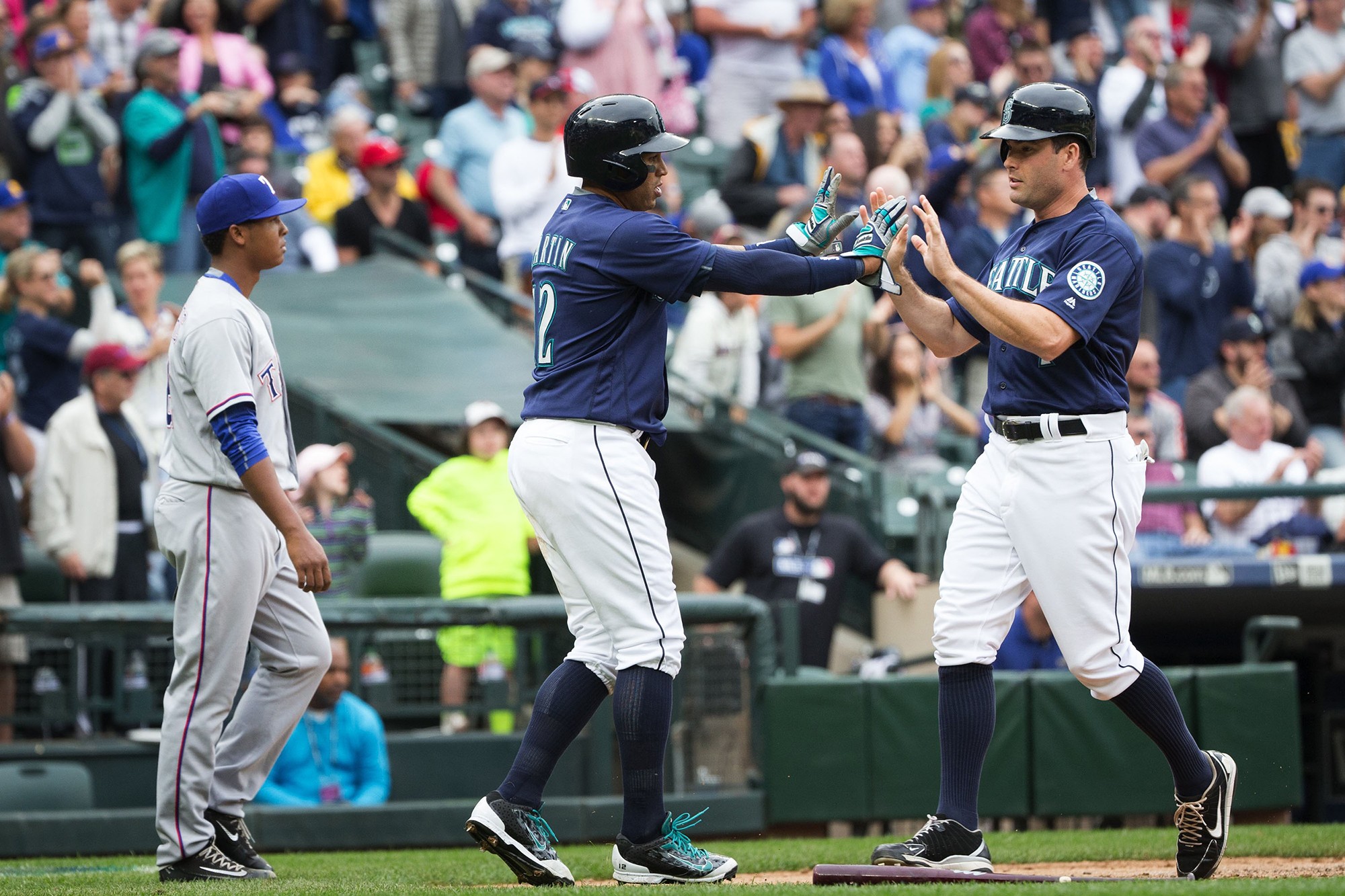 Mariners jump on Cole Hamels early to post a 14-6 victory over the Rangers