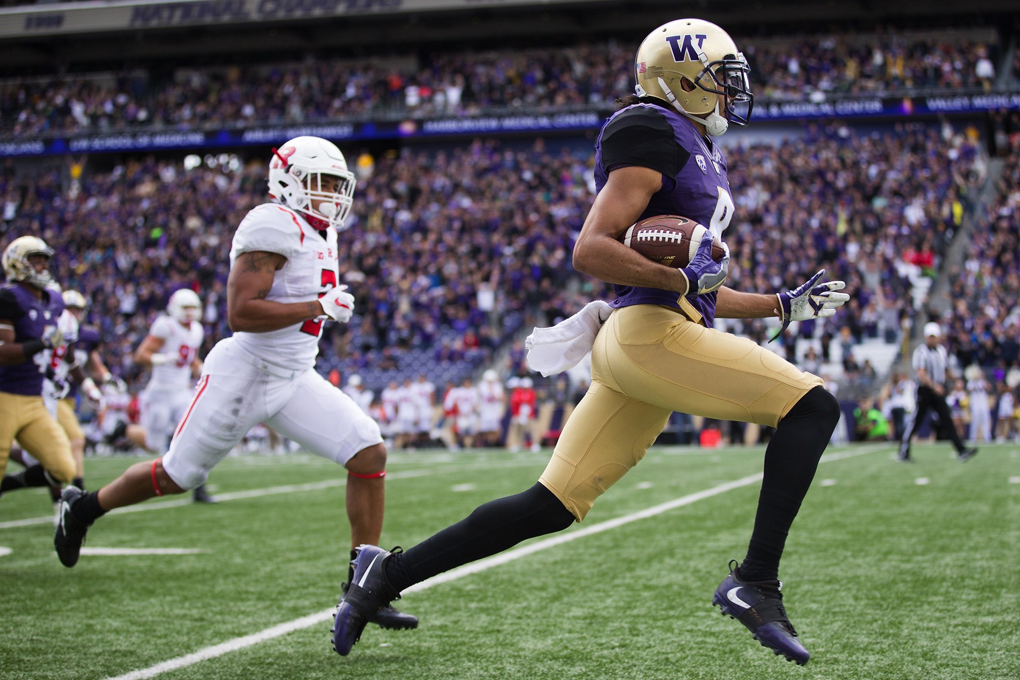 Huskies make opening statement in rout of Rutgers