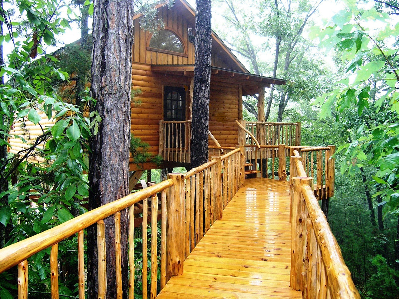 The walkway to the Lofty Lookout Treehouse gets you ready for the inside, which includes a king size bed and a heart-shaped Jacuzzi for two. It’s one of the treehouse or cottage you can book at Treehouse Cottages in Eureka Springs, Arkansas.