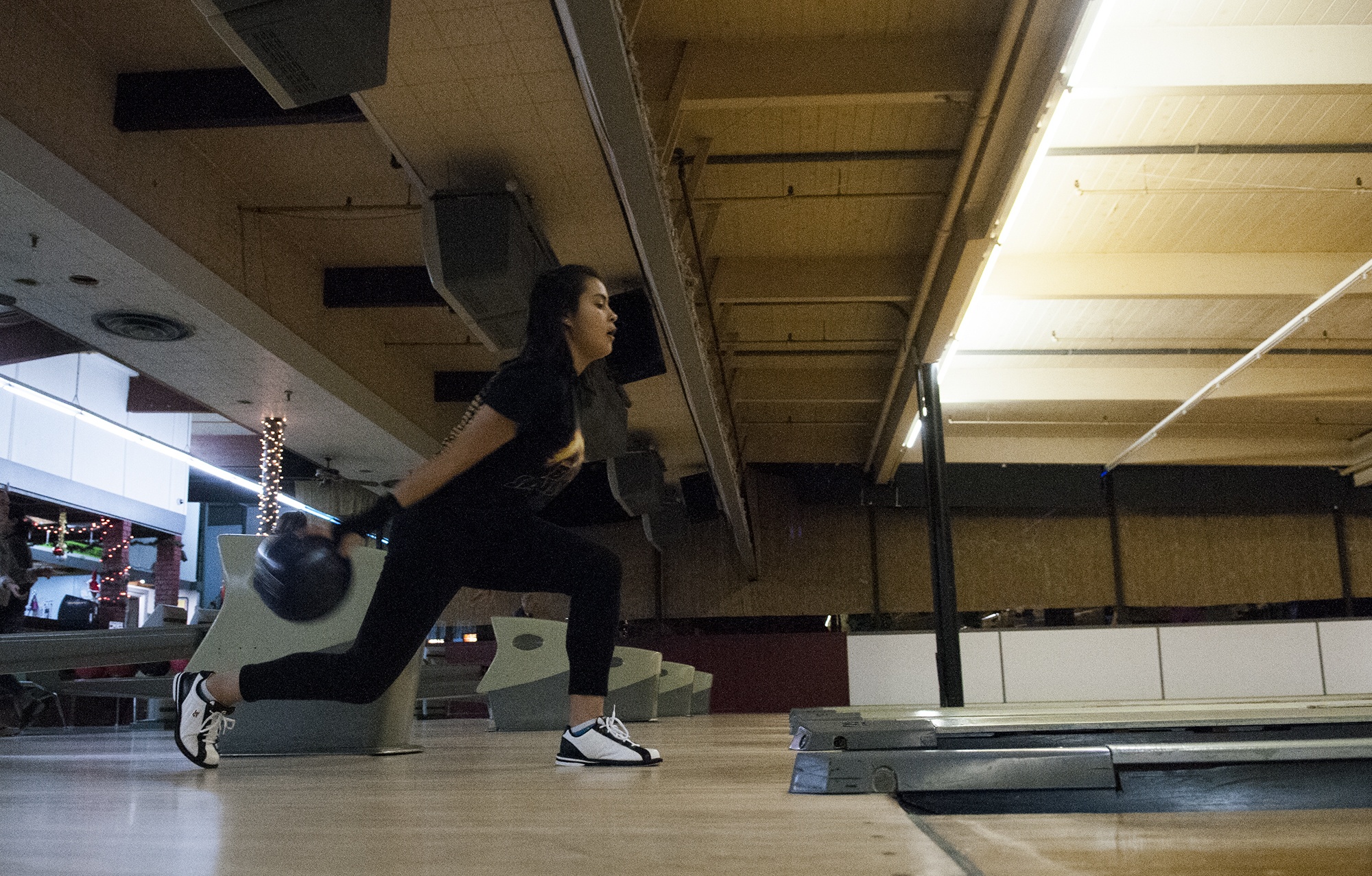 (Brendan Carl | The Daily World) Aberdeen’s Iliana Mercado bowls a frame during practice on Wednesday.