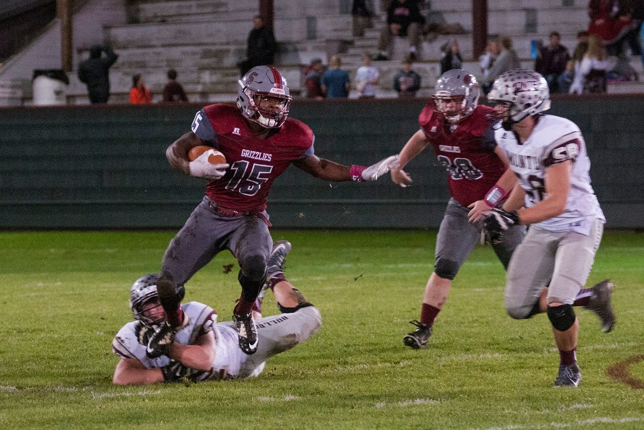 (Brendan Carl | The Daily World) Hoquiam’s Artimus Johnson, seen here against Montesano at Olympic Stadium, finished third in the state 1A player of the year award voting on Thursday. Johnson had 2,319 yards of offense, 158 total tackles on defense and 26 total touchdowns for the Grizzlies this season. Montesano’s Taylor Rupe and Carson Klinger and PWV’s Kaelin Jurek also received votes in their classificiations.