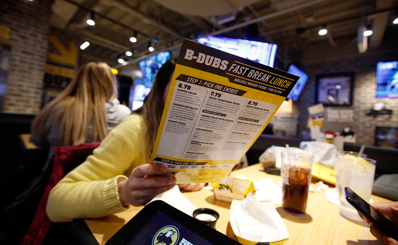 Buffalo Wild Wings said it plans “minimal” price increases after raising prices about 3.4 percent at company-owned restaurants over 12 months. (Phil Velasquez/ Chicago Tribune)