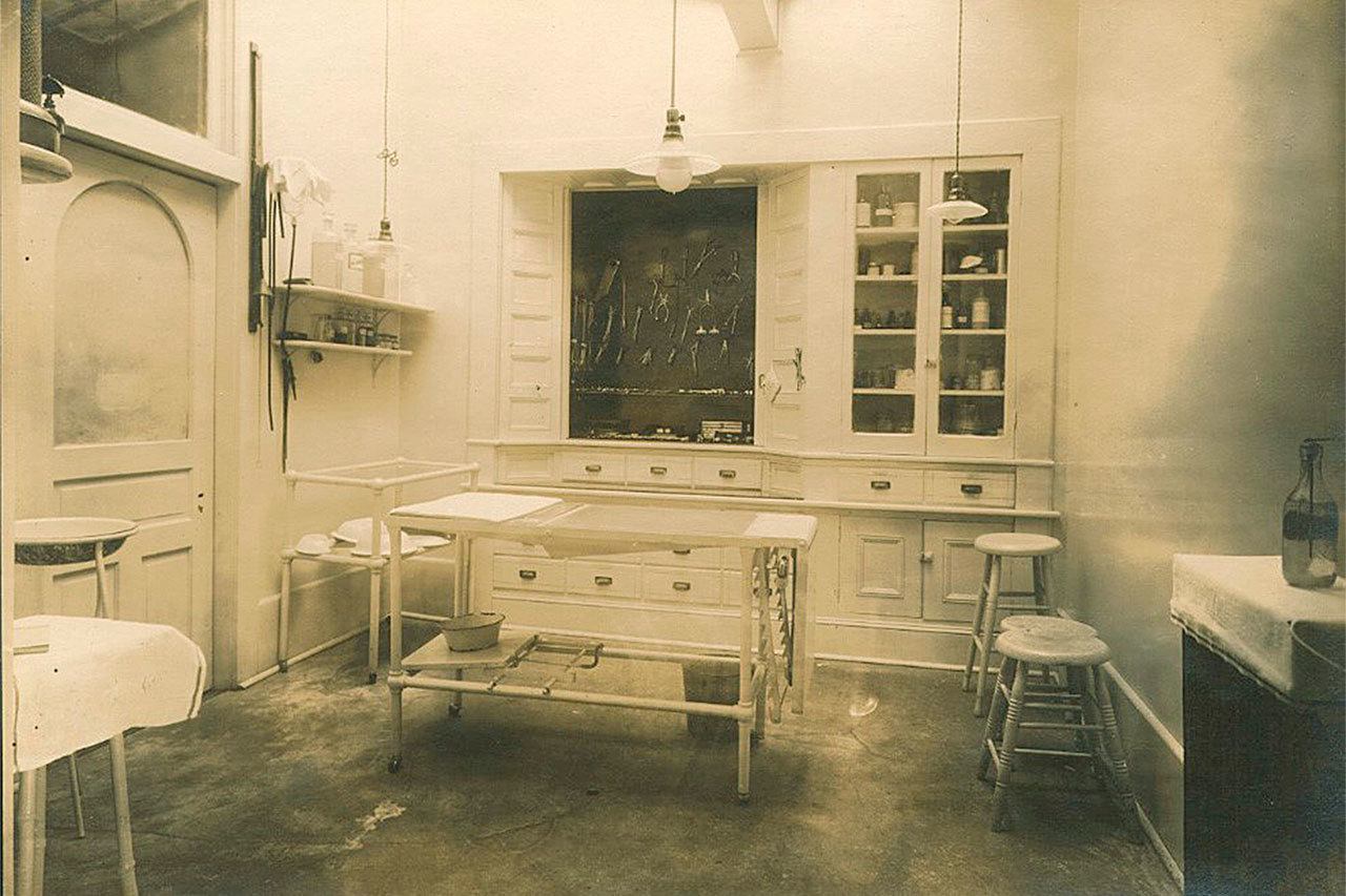 An examination room in Dr. Paul Smits’ Aberdeen General Hospital about 1905. The hospital was located at the northwest corner of Broadway and Heron Streets. During the great fire of 1903, the houses on the east side of Heron Street were dynamited to save the hospital. (ABERDEEN MUSEUM COLLECTION)