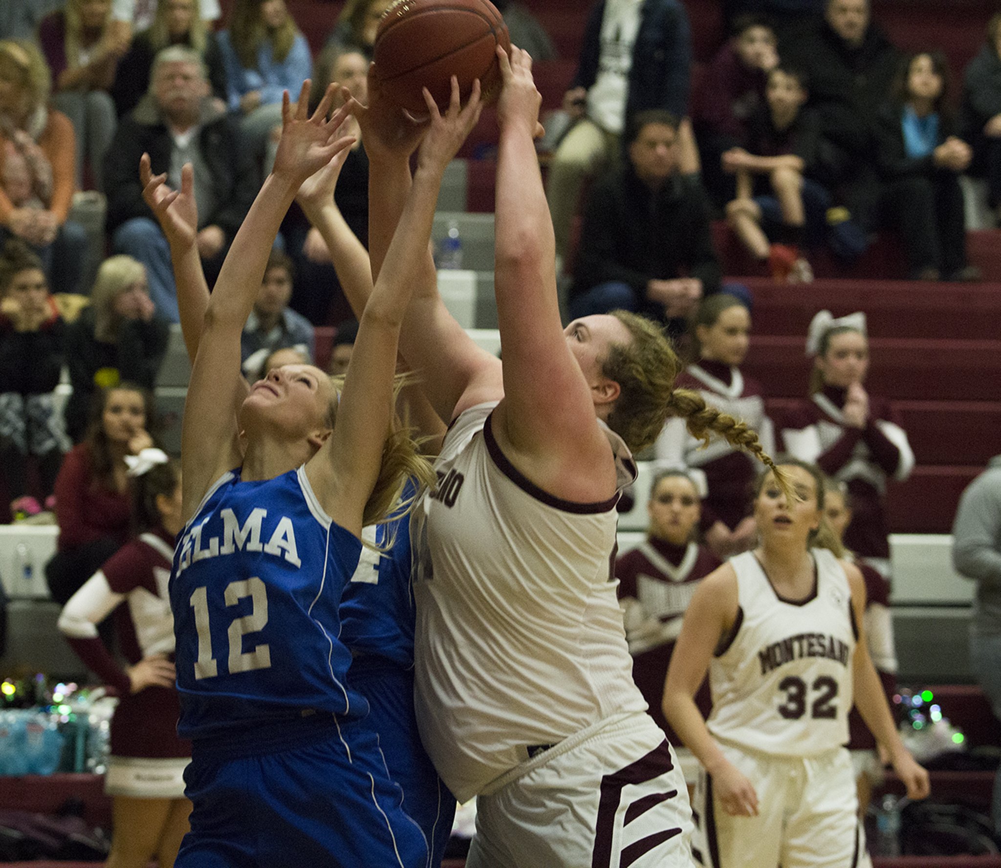 (Justin Damasiewicz | GH Newspaper Group) Elma’s Brooke Sutherby and Montesano’s Jordan Spradlin battle for a rebound during an Evergreen 1A League game at Bo Griffith Gym on Thursday.