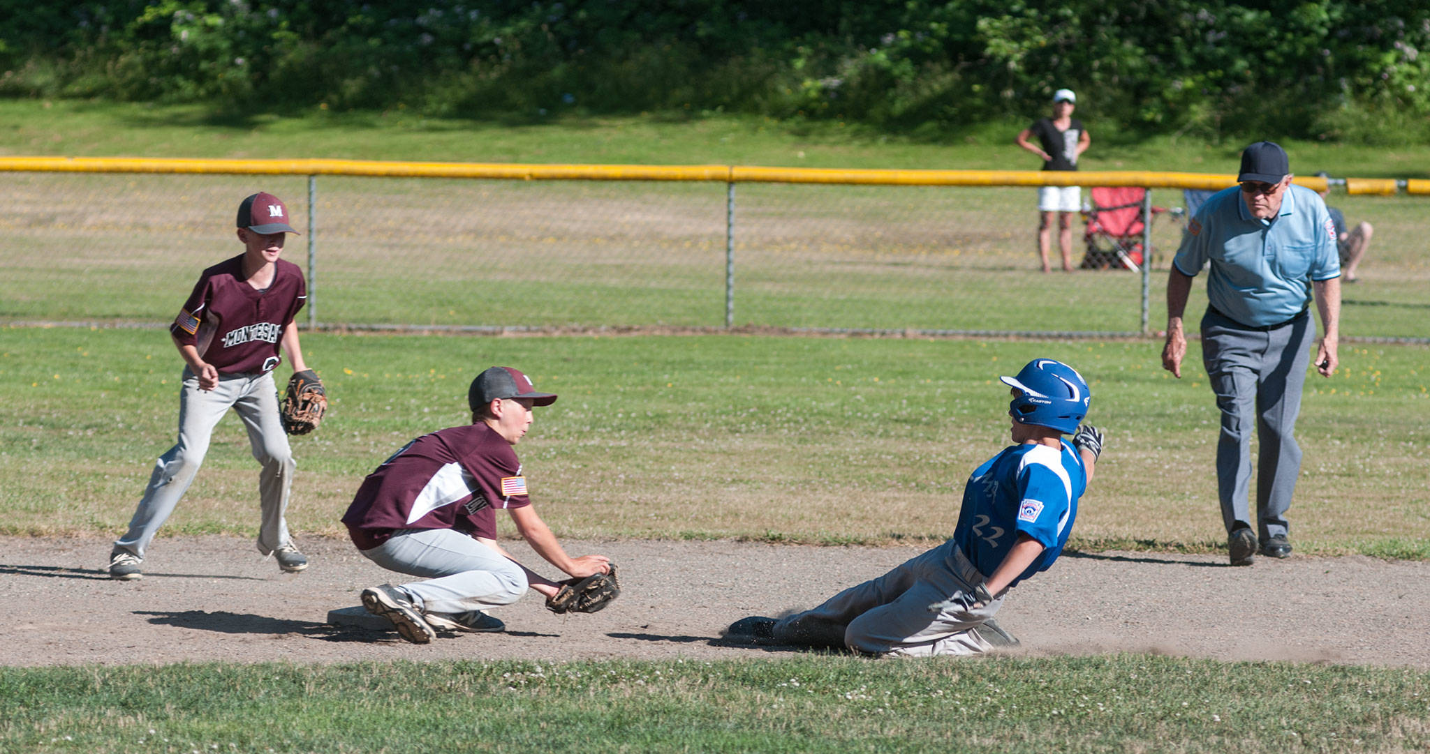 (Rob Burns | The Daily World) Montesano shortstop Jackson Busz waits for Elma’s Derik Meadows to tag him out on a stolen-base attempt early in Thursday’s District III 10-12 Majors winner’s bracket final contest at Tenino City Park in Tenino. Montesano earned a berth into Saturday’s district title game with a 12-1 win in four innings.