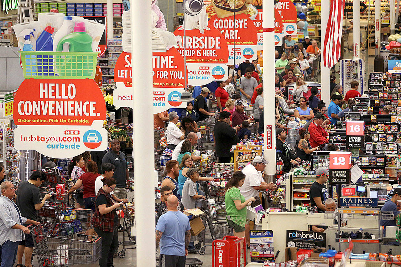 Shoppers look for last-minute supplies at H-E-B Plus on Saratoga Boulevard in Corpus Christi, Texas just minutes before it closes as Hurricane Harvey nears the coast on Friday, Aug. 25, 2017. (Rachel Denny Clow/Corpus Christi Caller-Times/TNS)