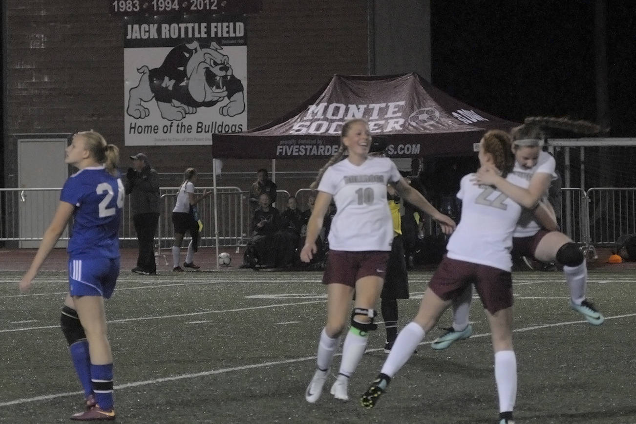 Monte pulls away in second half to beat Elma in soccer