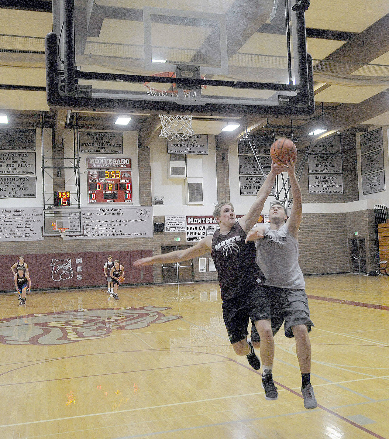 Montesano’s Seth Dierkop, left, contests a shot from teammate Tanner Nicklas during a drill in practice recently. (Hasani Grayson | The Daily World)