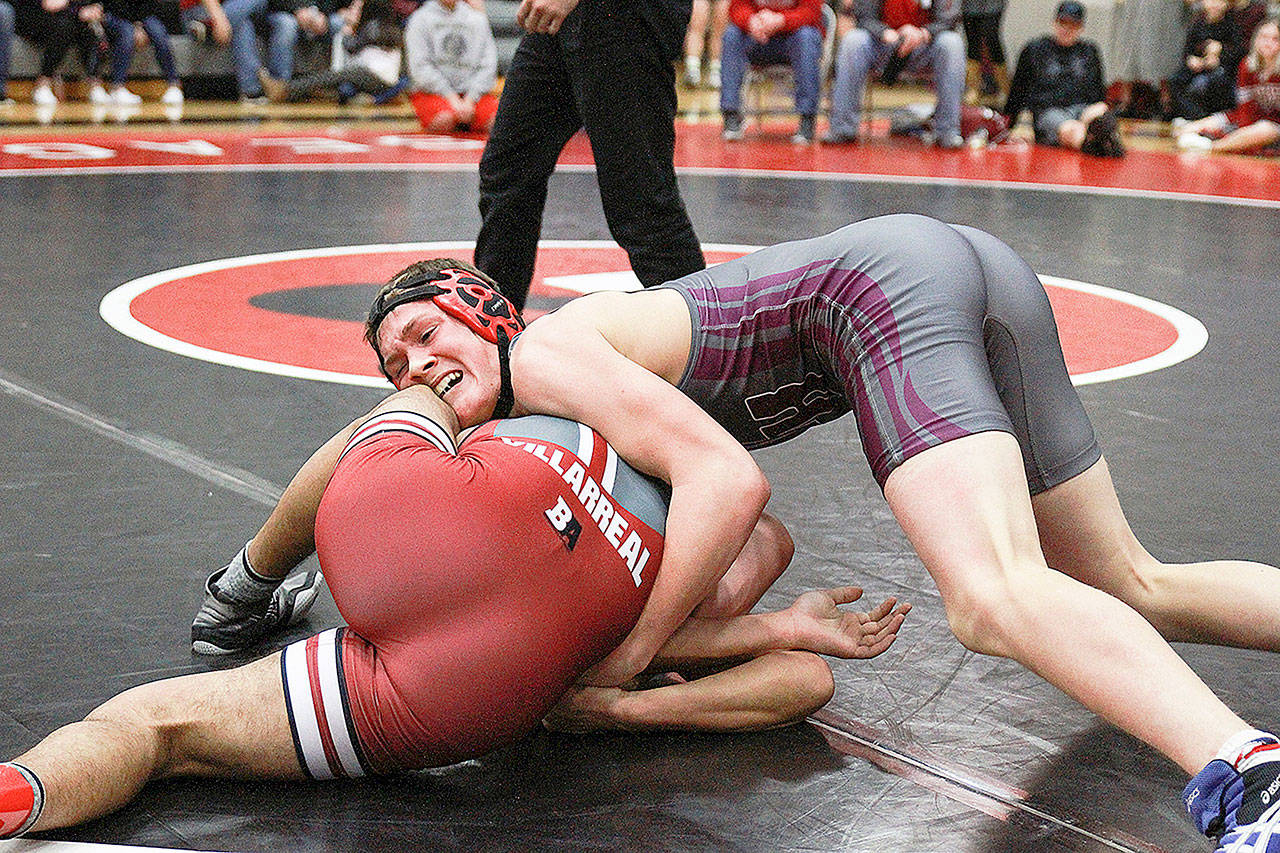 Willapa Harbor’s Luke Borden, right, works for points in the championship match against Hoquiam’s Asai Villarreal on Saturday. Borden won the match by decision. (Photo by Larry Bale)