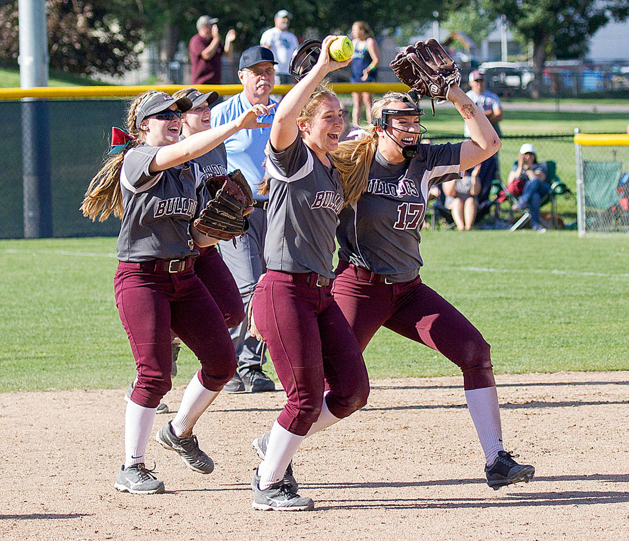 Two Trophies, no titles for Elma, Montesano at 1A State Championships
