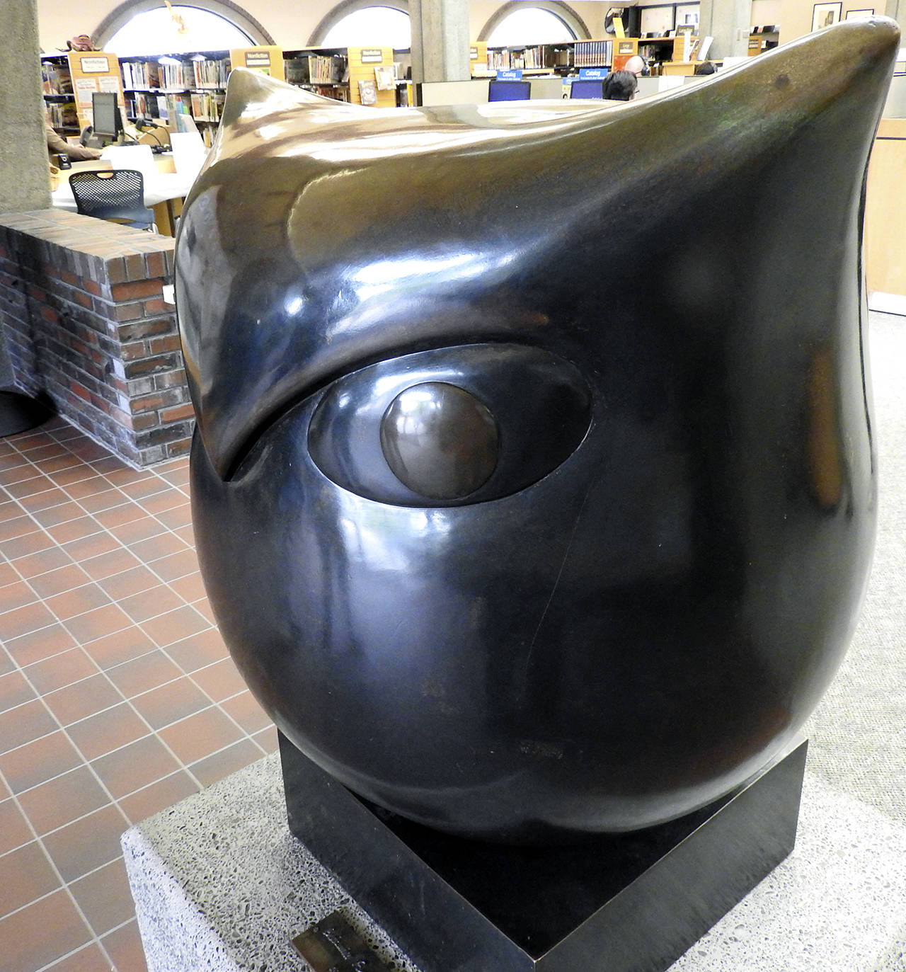 (Kat Bryant | The Daily World) The Owl, a 300-pound bronze sculpture created by San Francisco artist Beniamino Bufano, has become an integral part of the library since its 1968 installation.