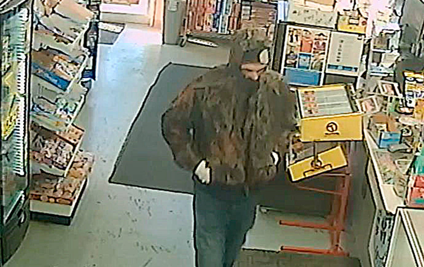 HOQUIAM POLICE DEPARTMENT                                A $500 cash reward is being offered for information leading to the arrest of this man, who robbed the Smoketown tobacco shop at 3022 Simpson Ave. May 25.