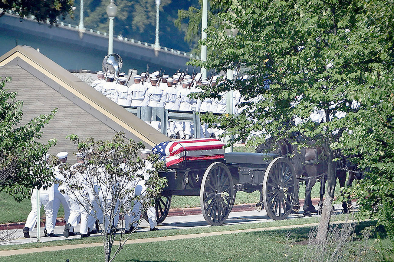 Hundreds line sidewalks as Sen. John McCain arrives in Annapolis for burial at Naval Academy