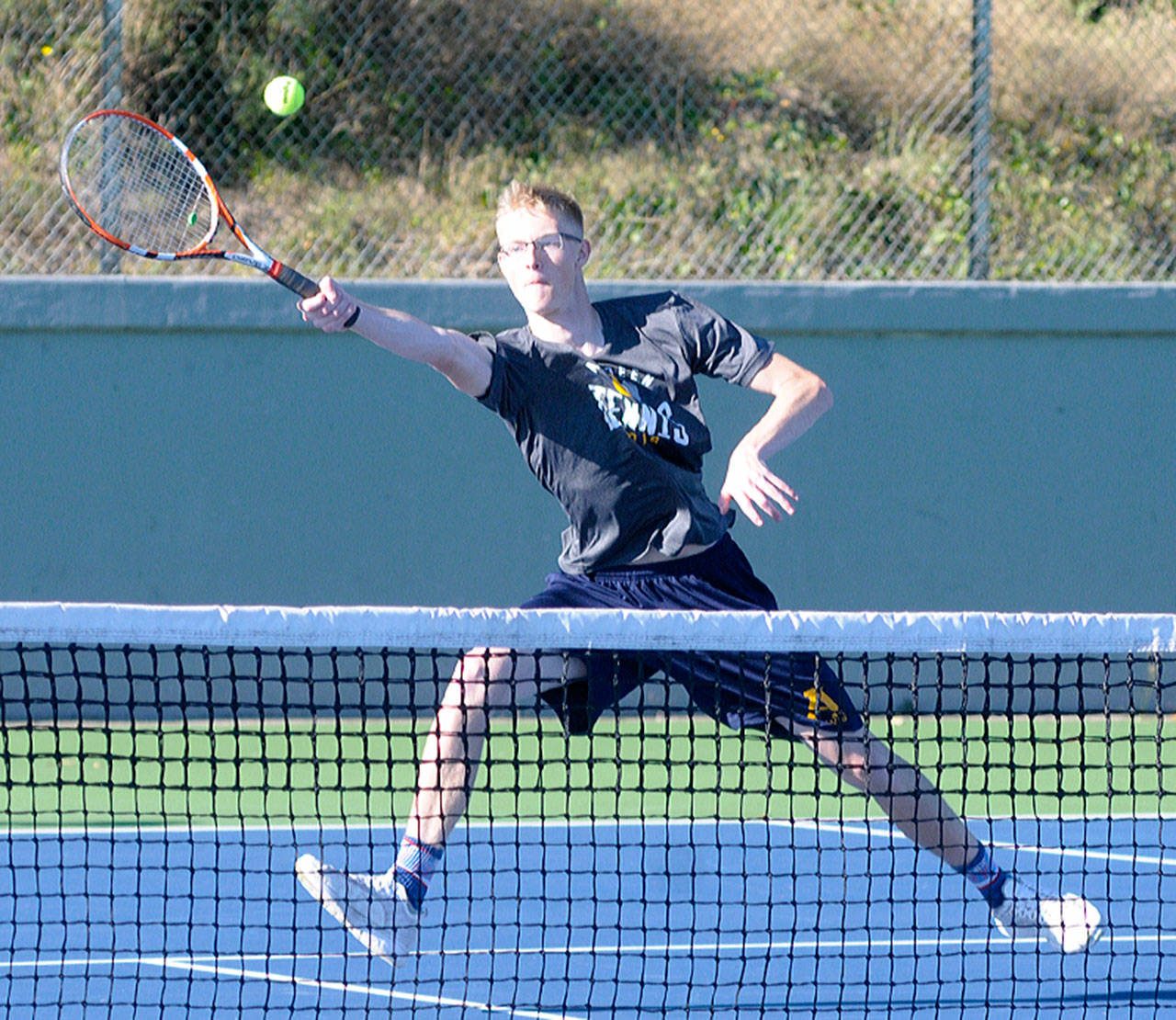 Aberden’s Cody Sayers reaches out for a shot in a doubles mach against Centralia at Sam Benn Park on Wednesday. (Hasani Grayson | The Daily World)