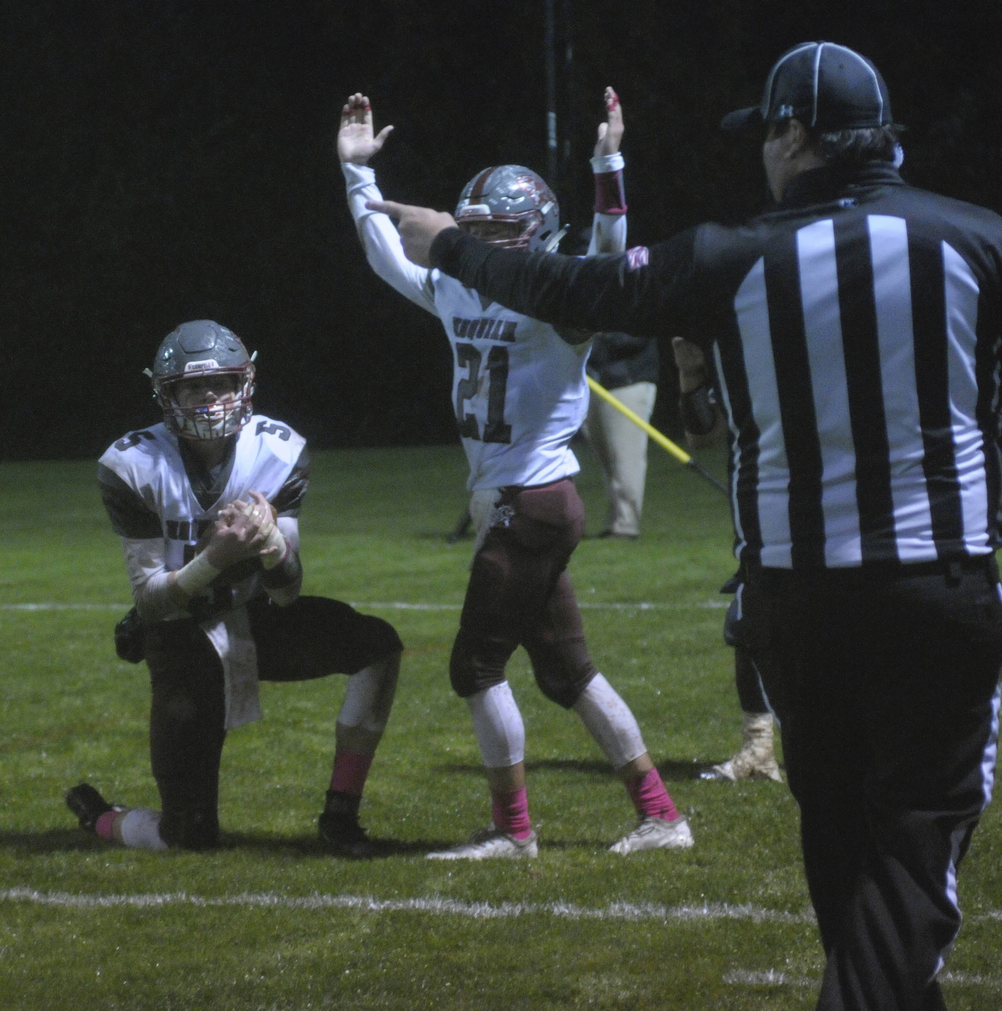 Hoquiam’s Kyle Larsen brings in a touchdown against Elma on Friday night. (Hasani Grayson | The Daily World)