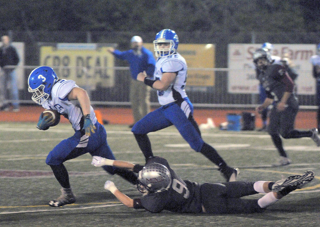 Elma’s Brady Shriver breaks a tackle from Montesano’s Braden Dohrmann on his way to a 70-yard touchdown run in the first quarter at Jack Rotltle Field on Friday night. (Hasani Grayson | Grays Harbor News Group)