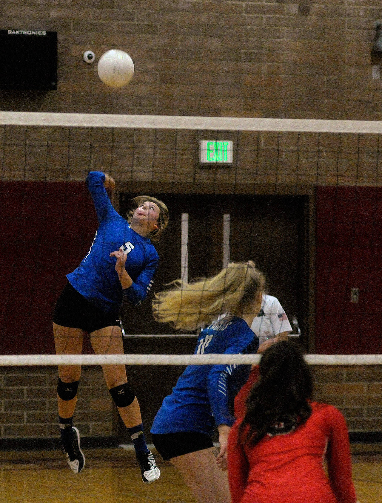 Elma’s Kali Rambo goes for the kill in the first set against Castle Rock on Wednesday. (Hasani Grayson | Grays Harbor News Group)