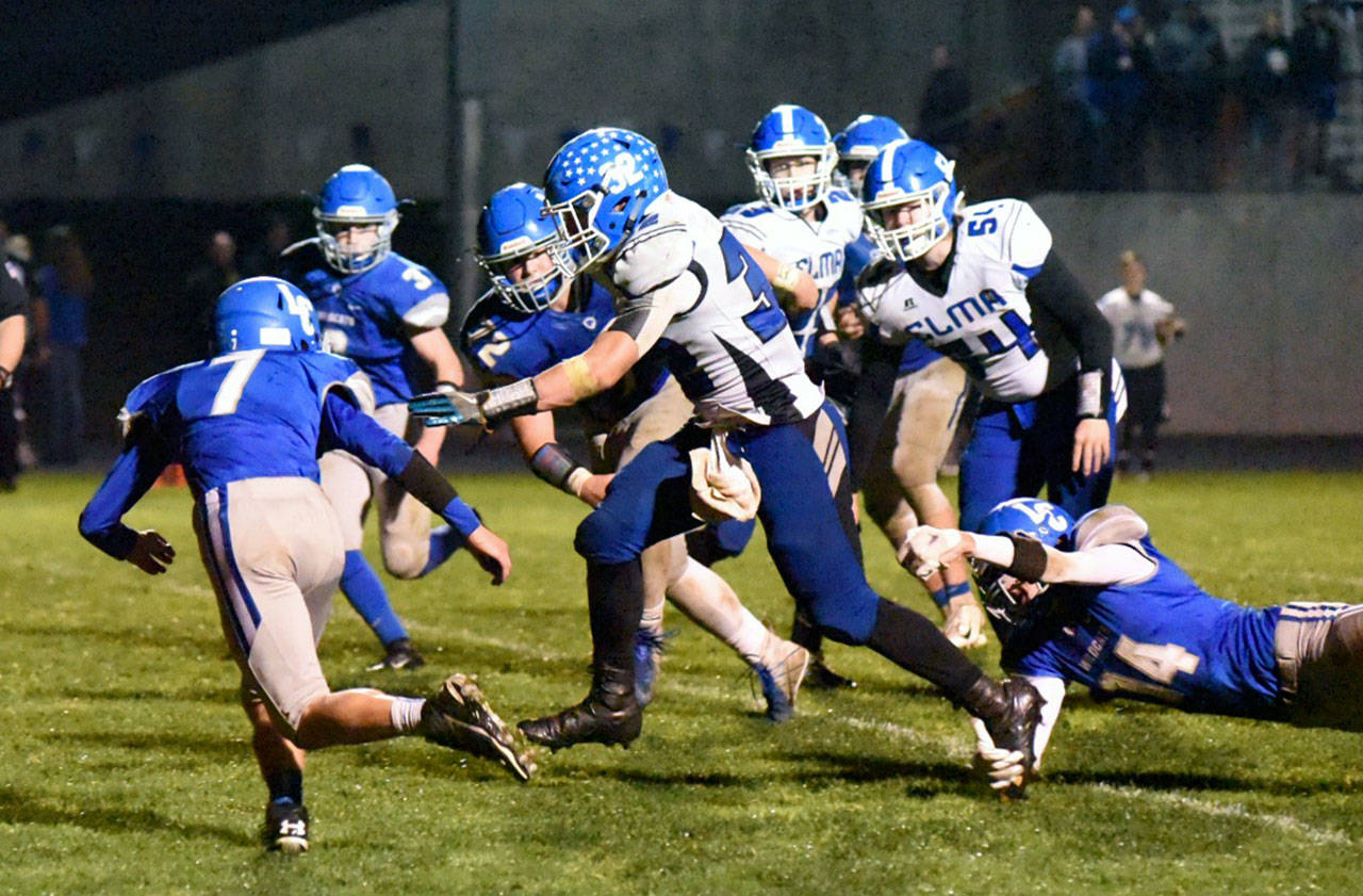 Elma running back Taitum Brumfield, middle, scores in the fourth quarter to give the Eagles a 33-21 victory over La Center in a 1A District IV Crossover playoff game on Friday at La Center High School. Brumfield finished with 159 rushing yards and three touchdowns in the game. (Photo by Sue Michalak)