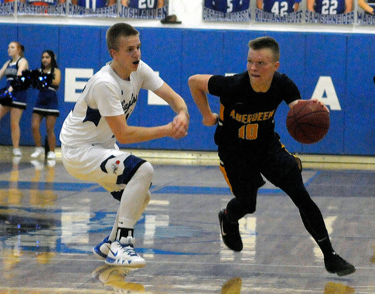 Aberdeen’s Ben Dublanko, right, dribbles past Elma’s Carter Jacobson near mid court in the third quarter on Tuesday. Dublanko led the Bobcats with 23 points. (Hasani Grayson | Grays Harbor News Group)