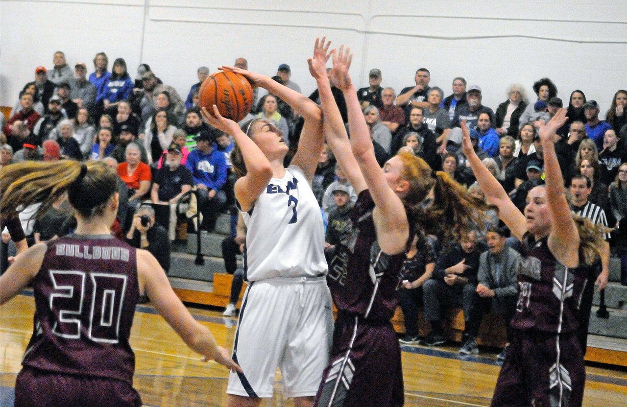 Elma’s Jalyn Sackrider (3) puts up a shot against Montesano on Feb. 1. Both Elma and Montesano earned invitations to the 1A regional playoffs and state tournament on Tuesday. (Hasani Grayson | Grays Harbor News Group)