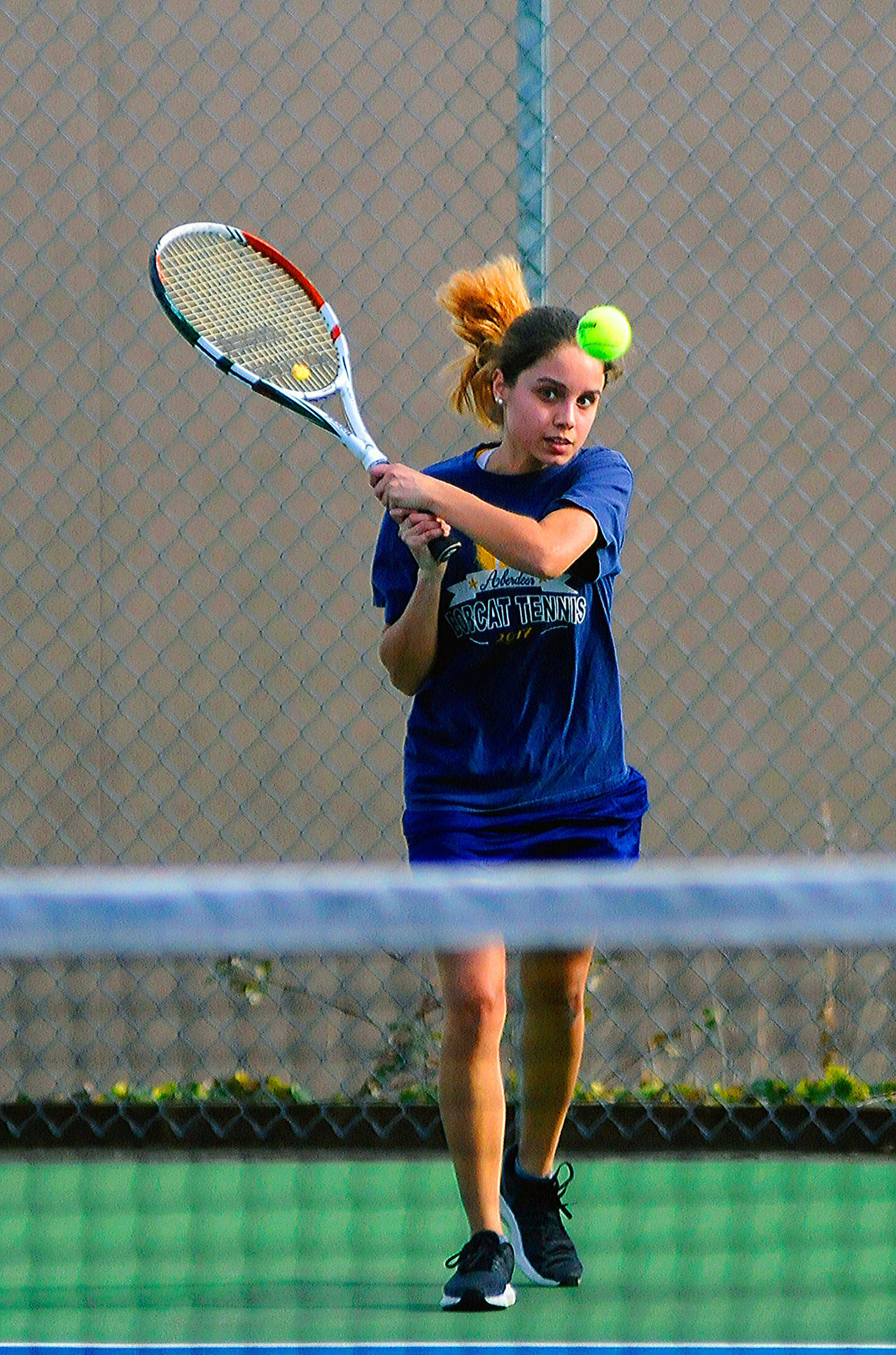 Aberdeen’s Kylie Knodel hits a back and shot in first set of a match against Tenino’s Thiresa Sath on Friday. (Hasani Grayson | Grays Harbor News Group)