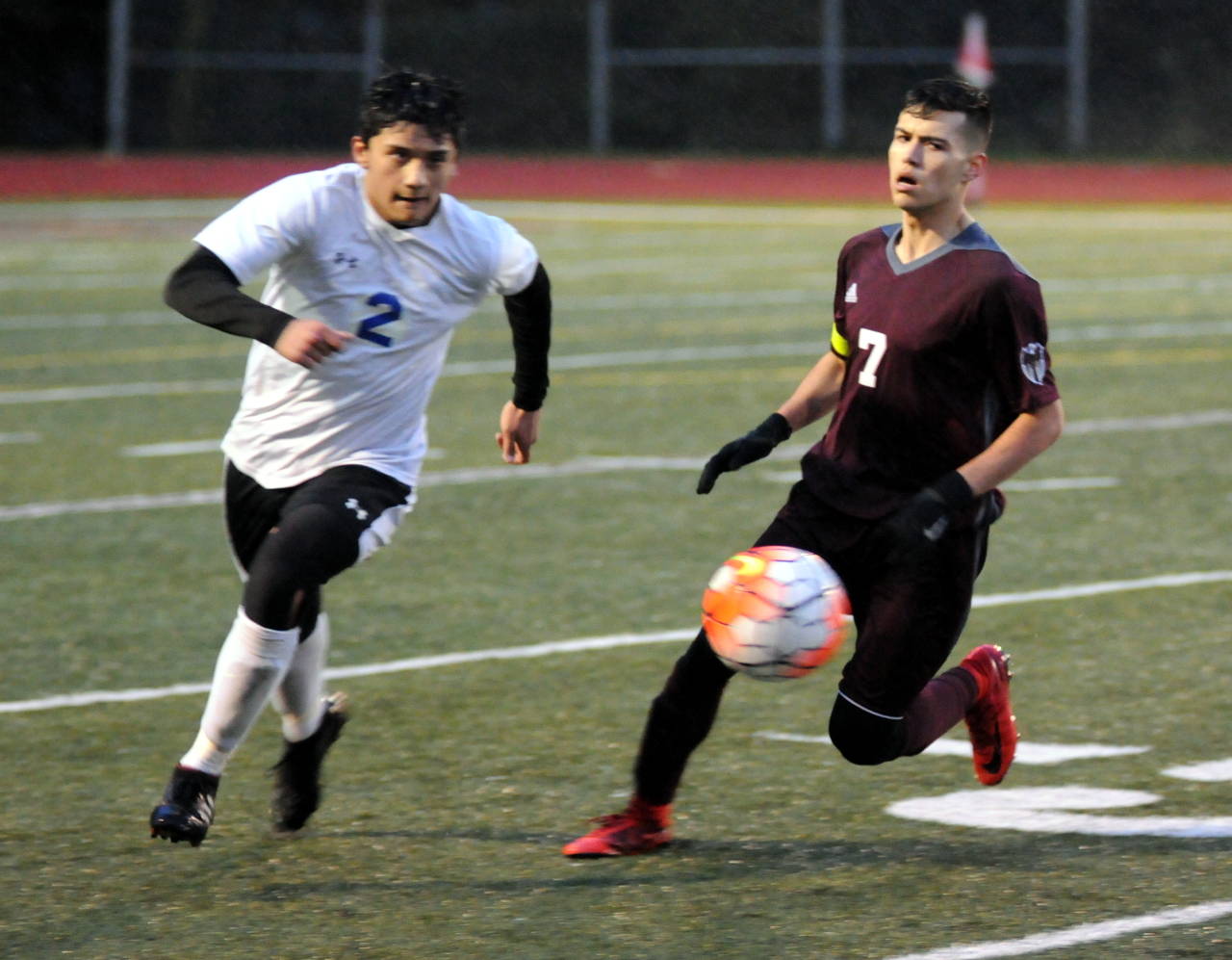 Montesano’s Luis Muro, right, races to the ball against Elma’s Rene Duran during Monday’s game at Jack Rottle Field. Monte earned a 1-0 penalty-kick shootout victory. (Ryan Sparks | Grays Harbor News Group)