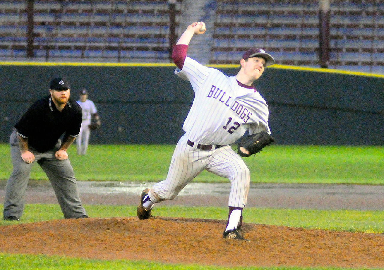 Montesano’s Evan Bates delivers a pitch in the seventh inning against Hoquiam on Tuesday. Bates allowed one run and pitched a complete game in Monte’s 2-1 win over Hoquiam. (Hasani Grayson | Grays Harbor News Group)