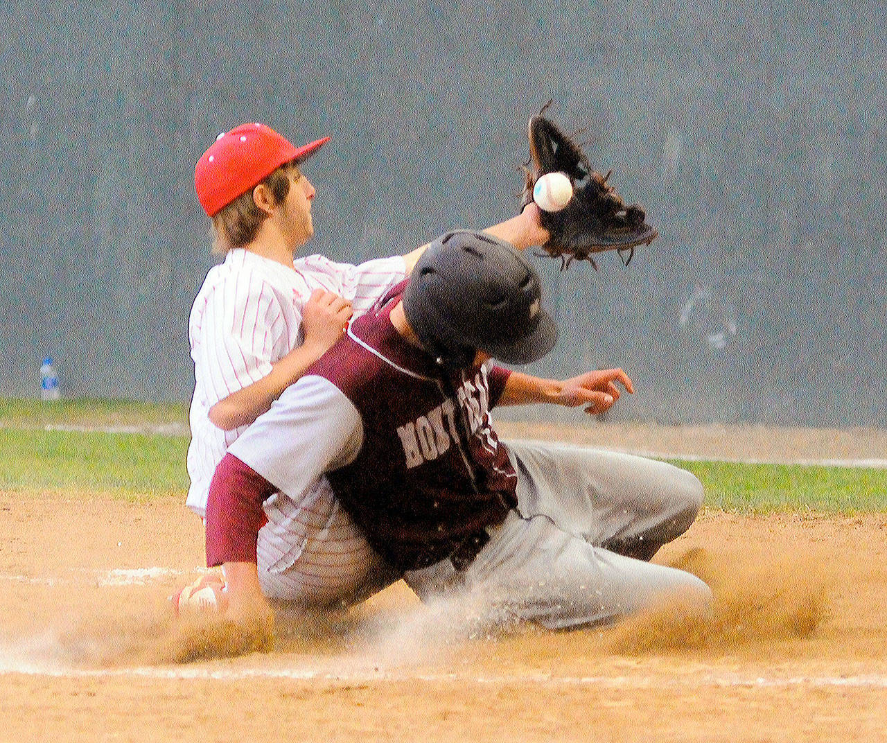Montesano’s Cyrus Parsons scores on a wild pitch in the second inning against Castle Rock on Monday. (Hasani Grayson | Grays Harbor Newsgroup)