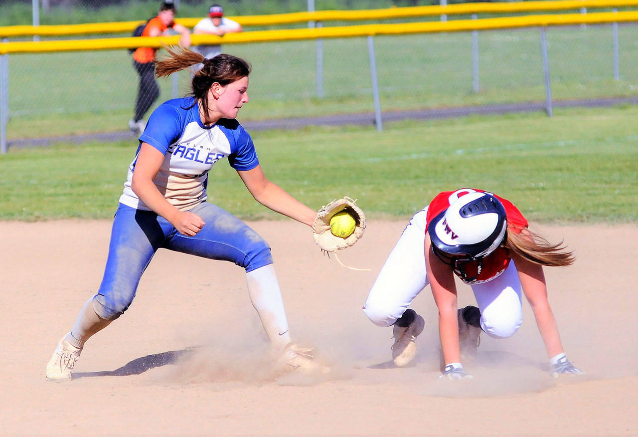 Elma’s Kali Rambo tags out Kamryn Adkins in a run down between first and second base on Thursday. (Hasani Grayson | Grays Harbor News Group)