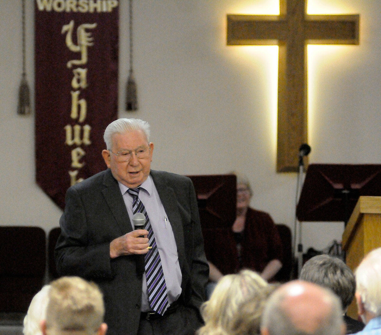 John Gilroy thanks the people that came out to his and Delma Gilroy’s 70-year anniversary Lake Quinault Valley Chapel on Saturday. (Hasani Grayson | Grays Harbor News Group)