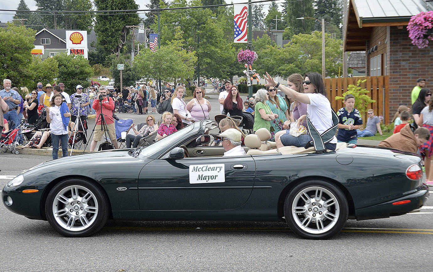 DAN HAMMOCK | GRAYS HARBOR NEWS GROUP                                McCleary Mayor Brenda Orffer tosses candy at the crowd of families at the head of the McCleary Bear Festival parade Saturday.