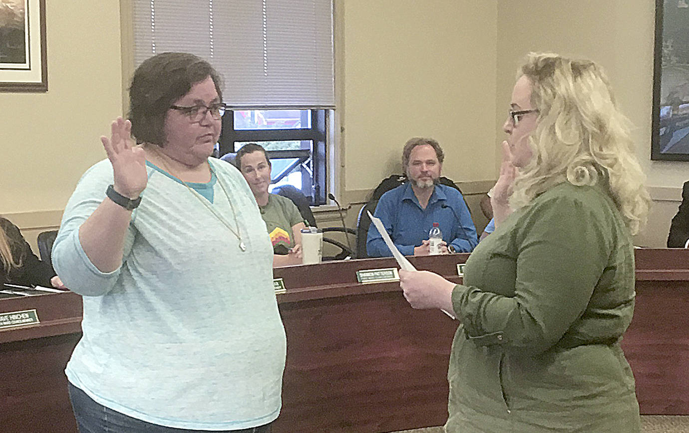 DAN HAMMOCK | GRAYS HARBOR NEWS GROUP                                Beth Reid, left, is sworn in by Hoquiam Mayor Jasmine Dickhoff to fill the vacant Ward 6 City Council position Monday evening.