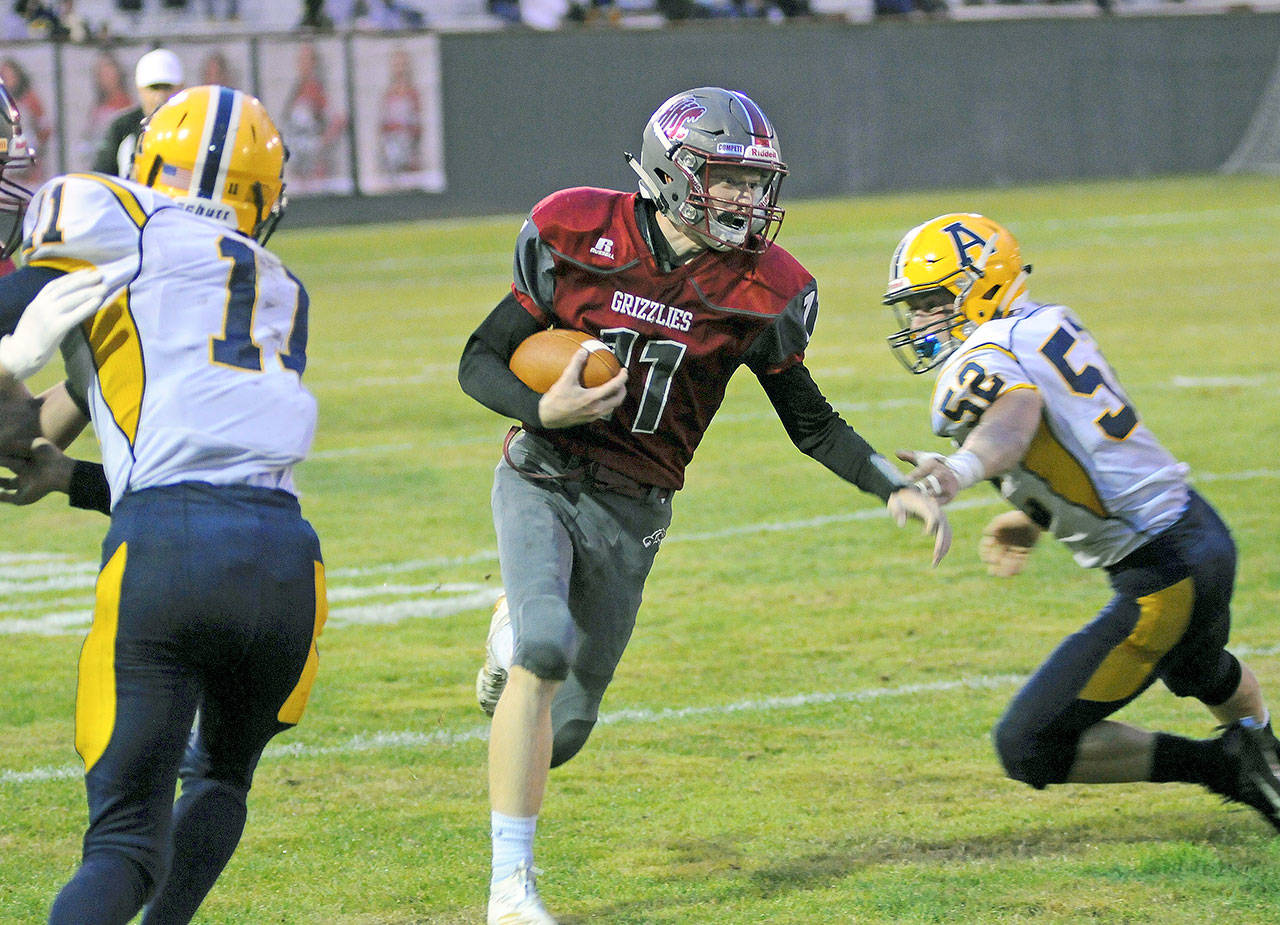 Hoquiam’s Cameron Bumstead breaks to the outside in the first quarter of against Aberdeen at Olympic Stadium on Friday. (Hasani Grayson | Grays Harbor News Group)