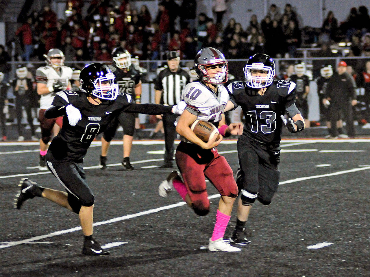 Hoquiam’s Malaki Eaton goes for a 20-yard run against Tenino on Friday in Tenino. Eaton ran for 160 yards on 13 carries with a touchdown in Hoquiam’s 62-0 win over the Beavers. (Hasani Grayson | Grays Harbor News Group)
