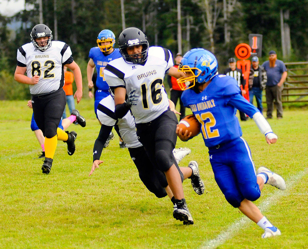Lake Quinault’s Javi Herrera tries to turn the corner on an outside run in the third quarter against Clallam Bay on Saturday. It was the first home game for the Elks since the program was disbanded after the 2014 season. (Hasani Grayson | Grays Harbor News Group)