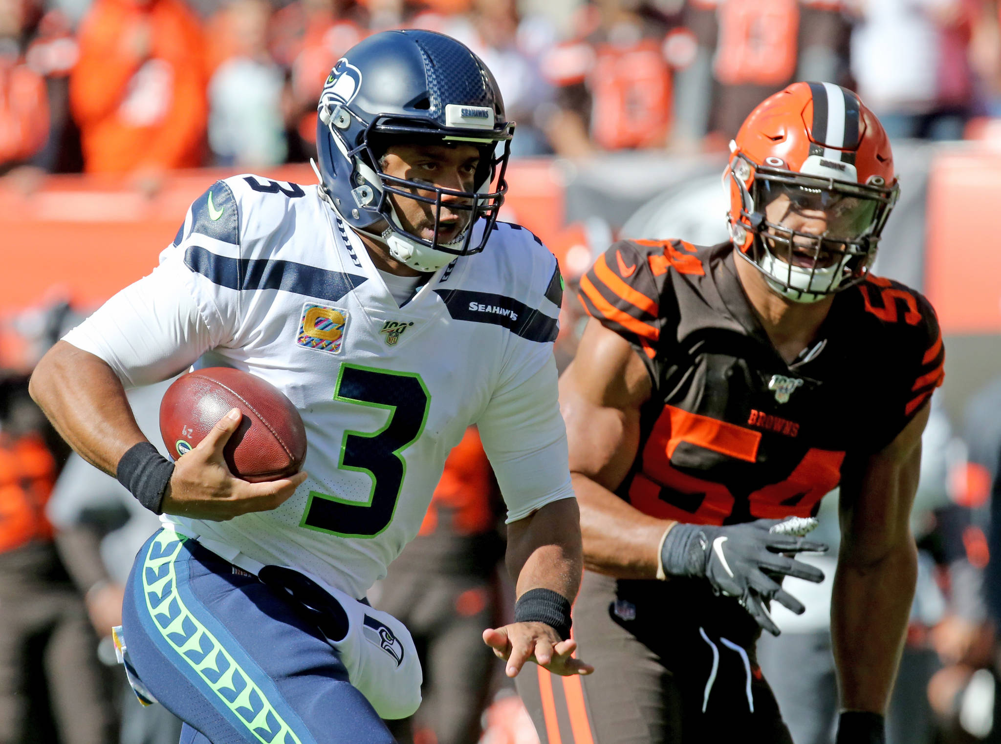 Seattle Seahawks quarterback Russell Wilson (3) runs for a touchdown with Cleveland Browns defensive end Olivier Vernon chasing him during the first quarter at FirstEnergy Stadium on Sunday. (Joshua Gunter| cleveland.com)