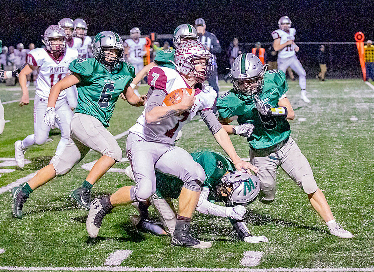 Montesano running back Aydan Darst (7), seen here against Woodland on Oct. 11, will be one of the players to watch when Monte takes on Elma in the East County Civil War on Friday in Elma. (Photo by Shawn Donnelly)