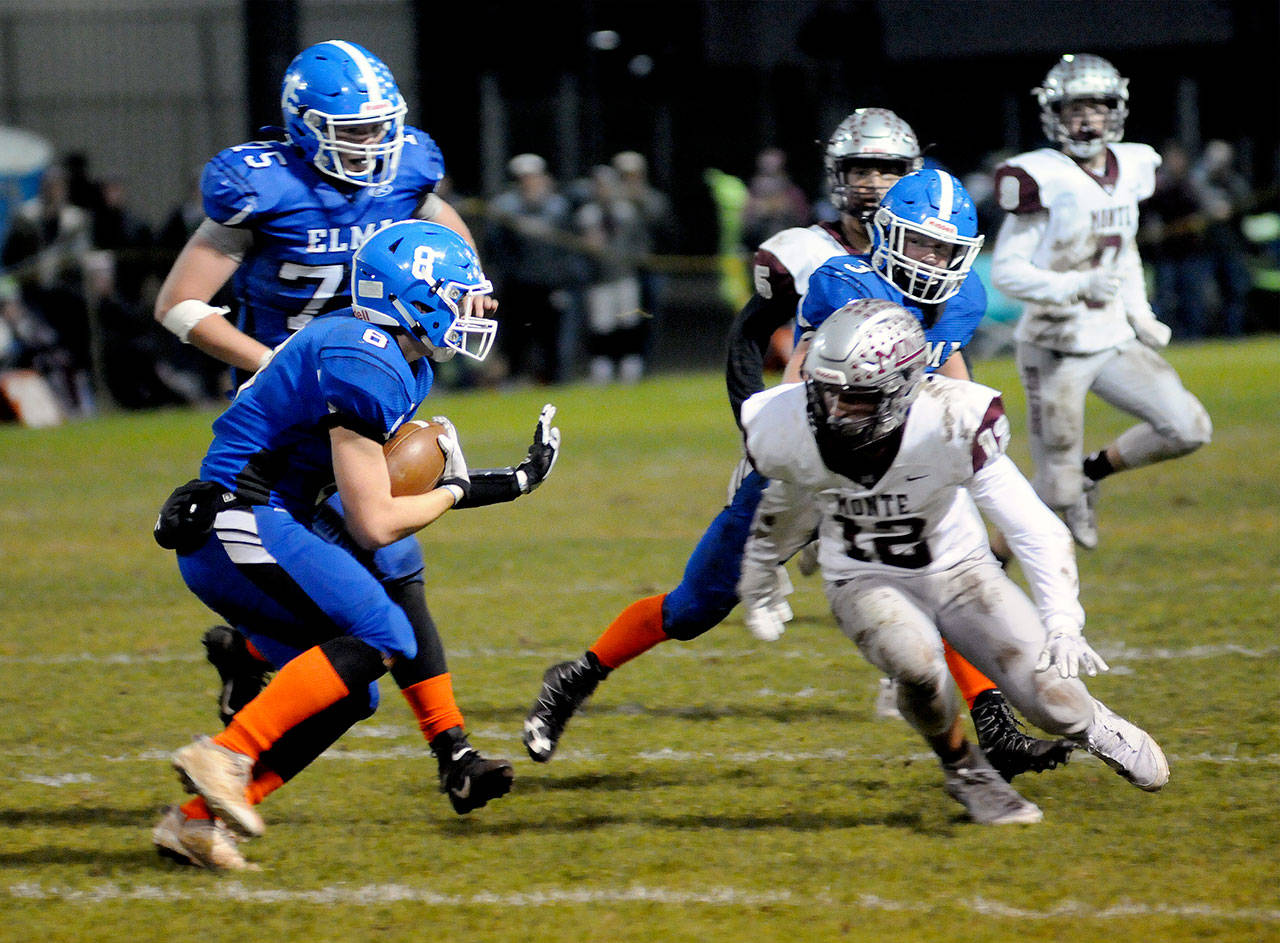 Elma’s Nick Church braces for a hit from Montesano’s Sam Winter in the second quarter in Elma on Friday. (Hasani Grayson | Grays Harbor News Group)