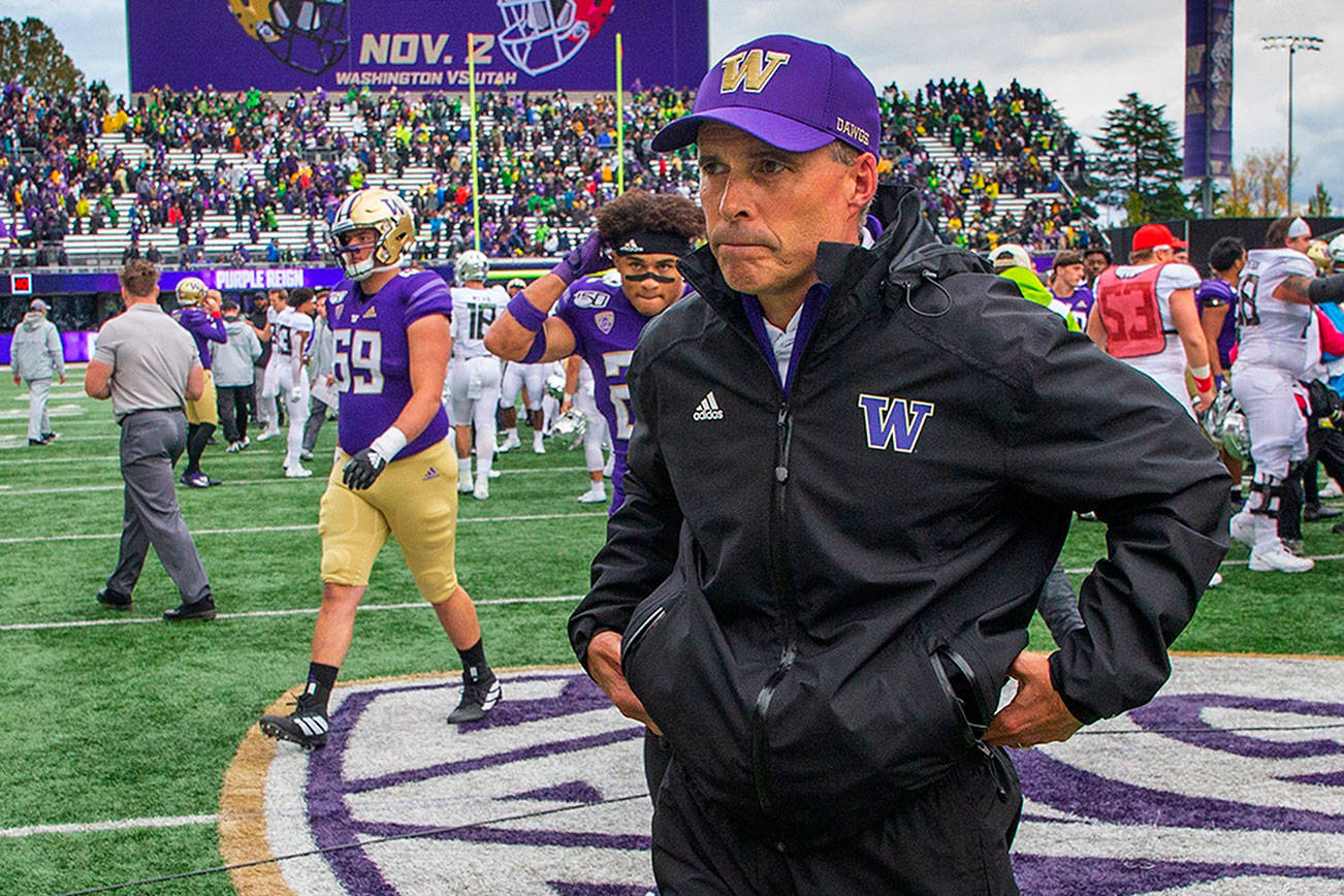 Chris Petersen continues to stress balance, perspective during up-and-down Huskies’ season
