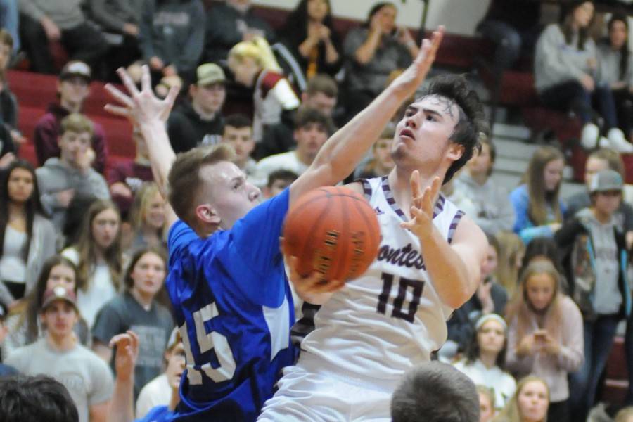 Montesano makes plays late to beat Elma in East County Civil War matchup