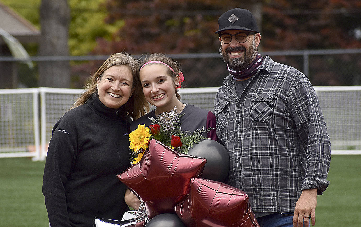 DAN HAMMOCK | GRAYS HARBOR NEWS GROUP                                 Montesano High School senior Kate Klinger and her parents.