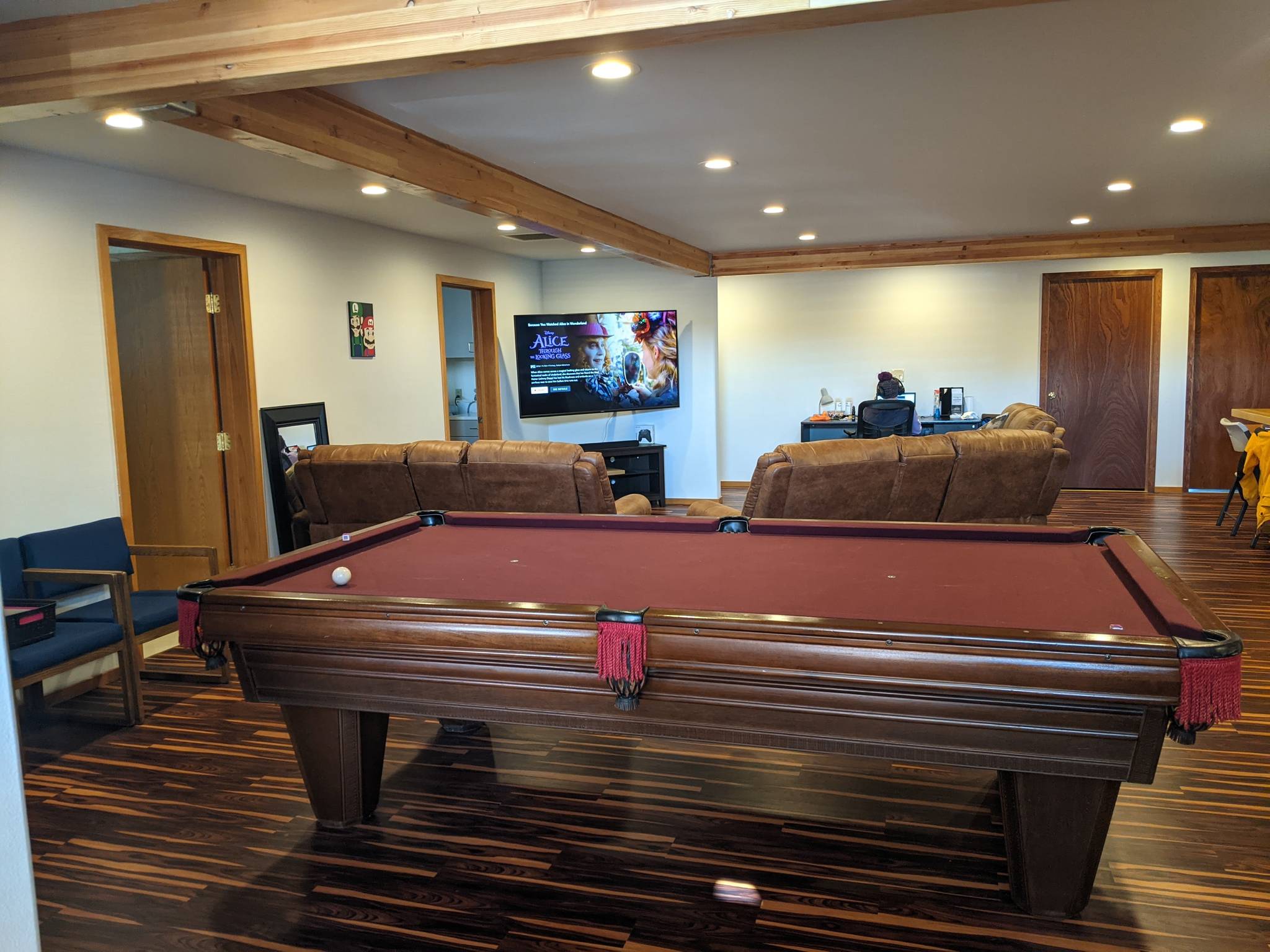 DAVE HAVILAND | THE DAILY WORLD
Couches, TV, a pool table and a computer area are seen from the common area.