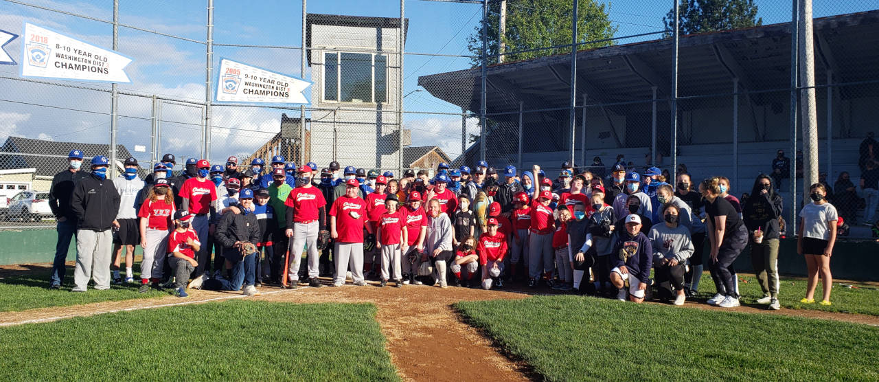 RYAN SPARKS / THE DAILY WORLD
Members of the Montesano Little League Challenger Division, Grays Harbor College baseball team, Montesano High School softball team and volunteers pose for a photo after the Challenger Division game on Monday at Nelson Field in Montesano.