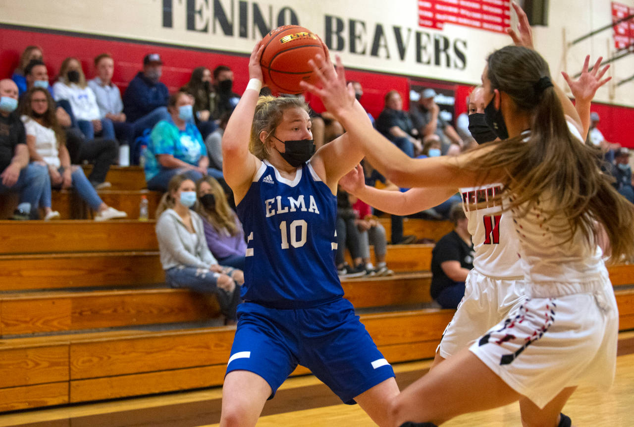 ERIC TRENT | THE CHRONICLE Elma’s Emmie Spencer looks to pass against Tenino defenders in the Eagles’ 47-30 loss on Saturday in Tenino.