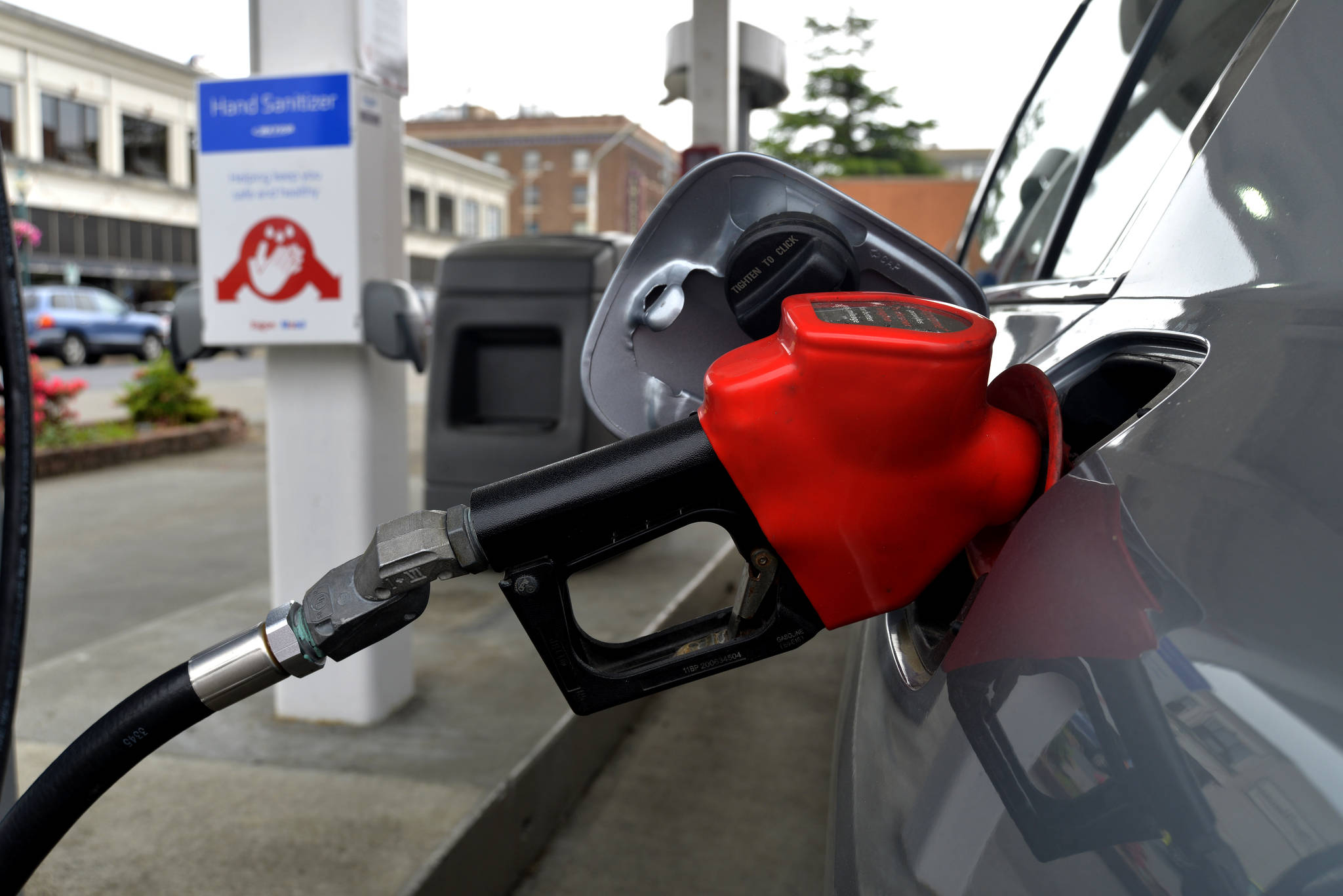 DAVE HAVILAND | THE DAILY WORLD 
Gasoline is being pumped into a vehicle at the Mobil station in Hoquiam on Wednesday. The average price of gas eased 1 cent per gallon this week in Washington.