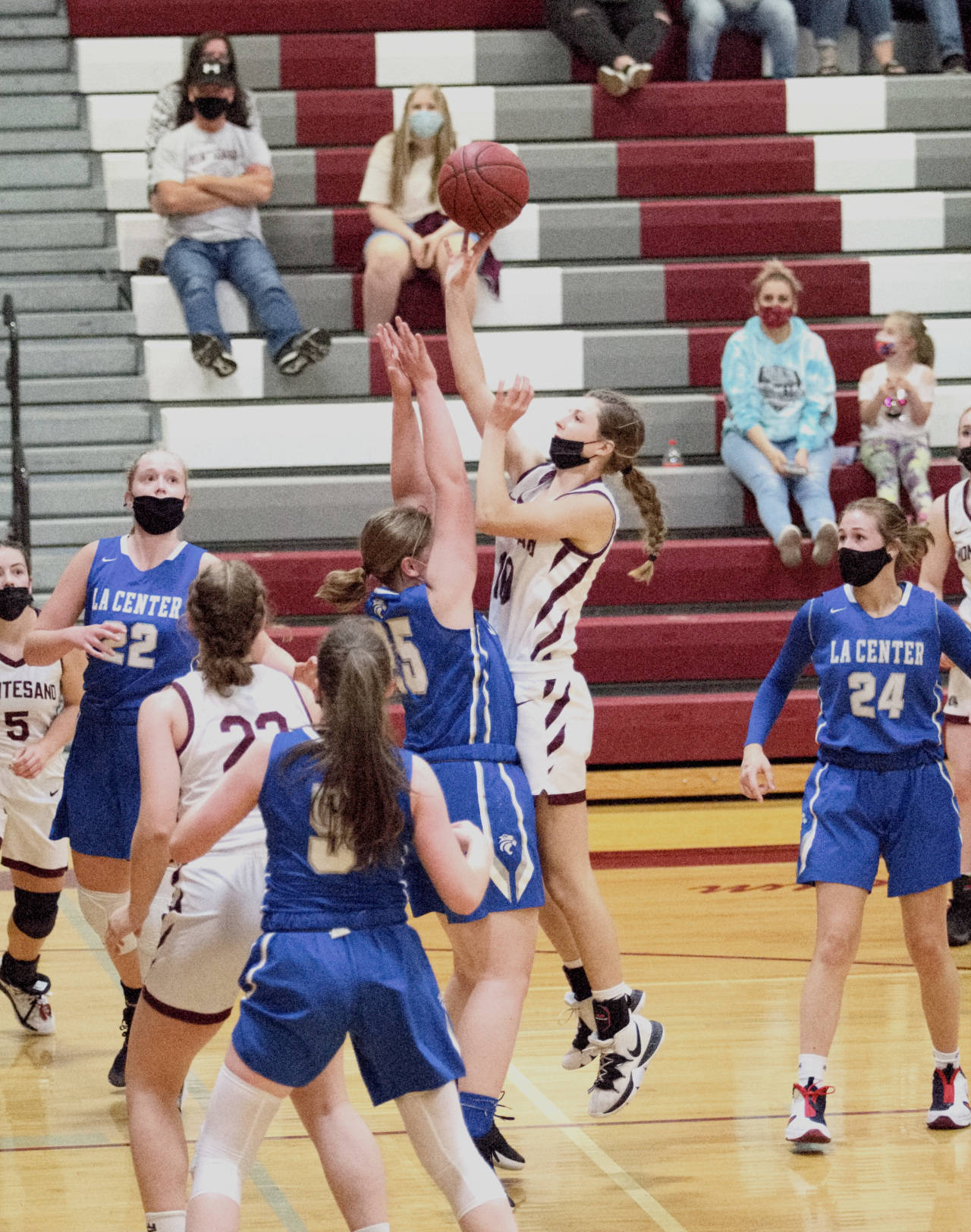 RYAN SPARKS/THE DAILY WORLD
Montesano freshman Mikayla Stanfield puts up a shot against La Center’s Malyah Cooley during the Bulldogs’ 56-50 victory in a 1A District 4 semifinal matchup Thursday in Montesano.