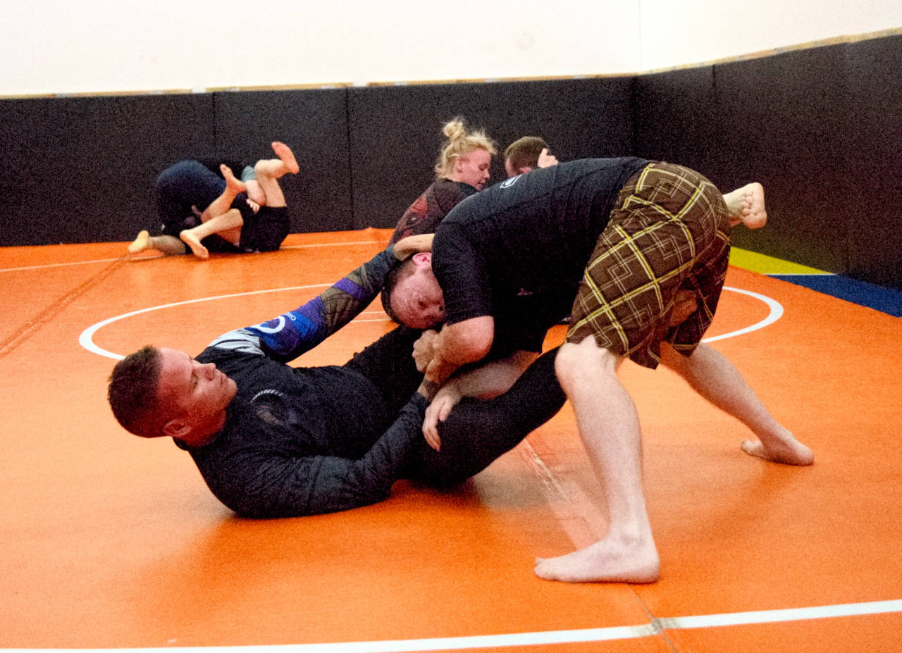 RYAN SPARKS | THE DAILY WORLD
Hoquiam police officer Rob Verboomen, left, trains with Jeremy Morrison at the Grays Harbor Brazilian Jiu-Jitsu Academy Friday in Aberdeen. Verboomen is one of several local law enforcement agents who has taken to training in BJJ at the local academy.